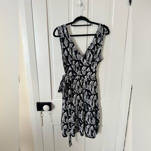 Banana Republic black and white print sleeveless v-neck wrap dress size L